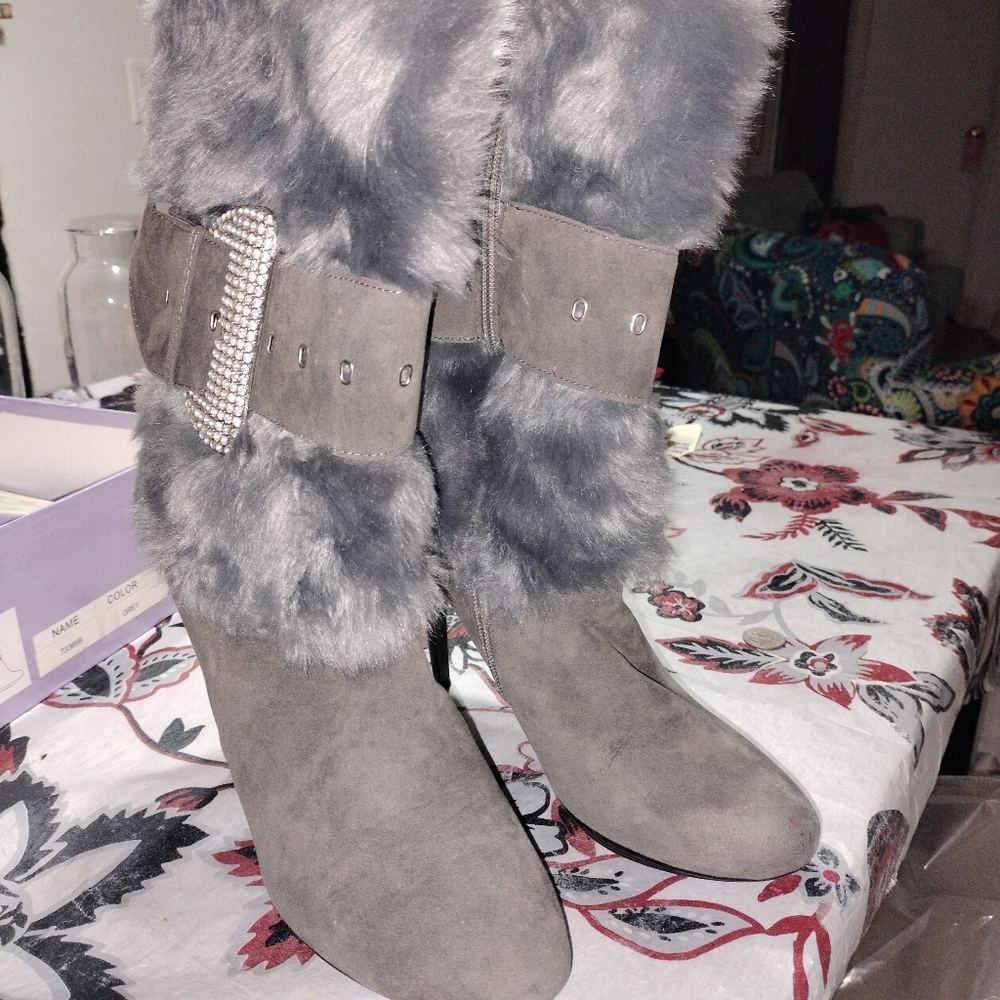 Gray women's boots, size 10